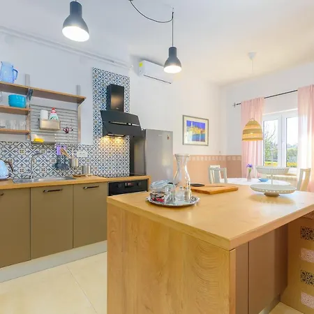 Macan, Beautiful Oasis * Pula